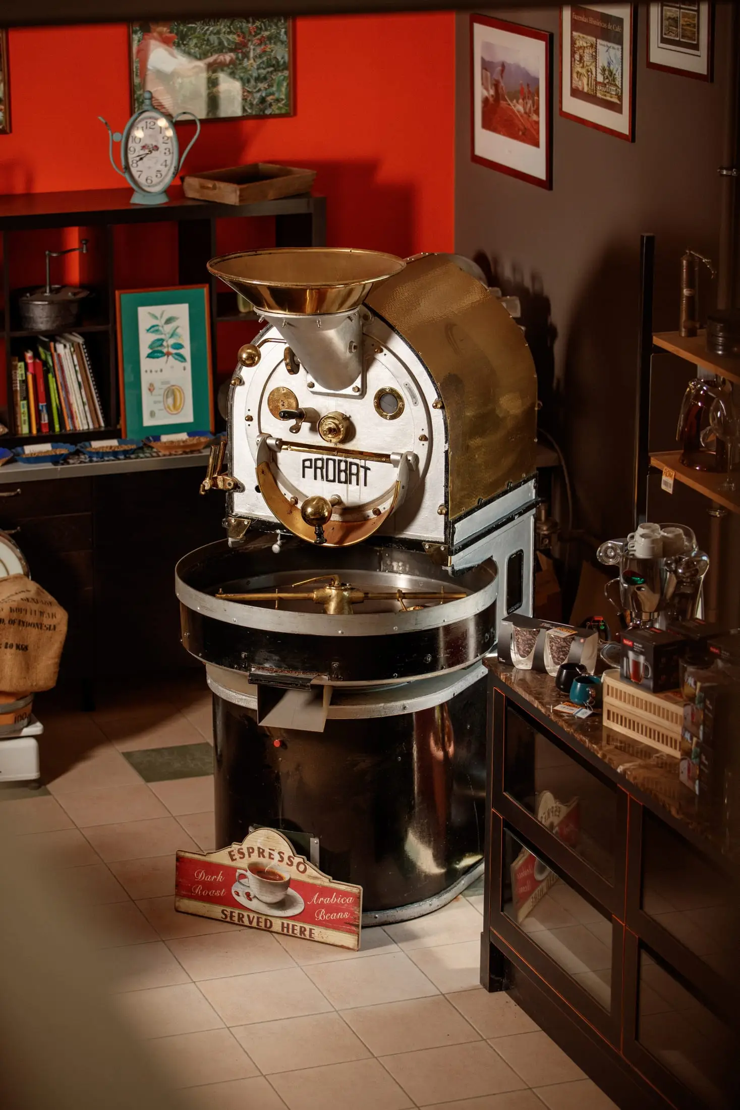De antieke Probat-koffiebrander met koperen trechter in de ROM-winkel