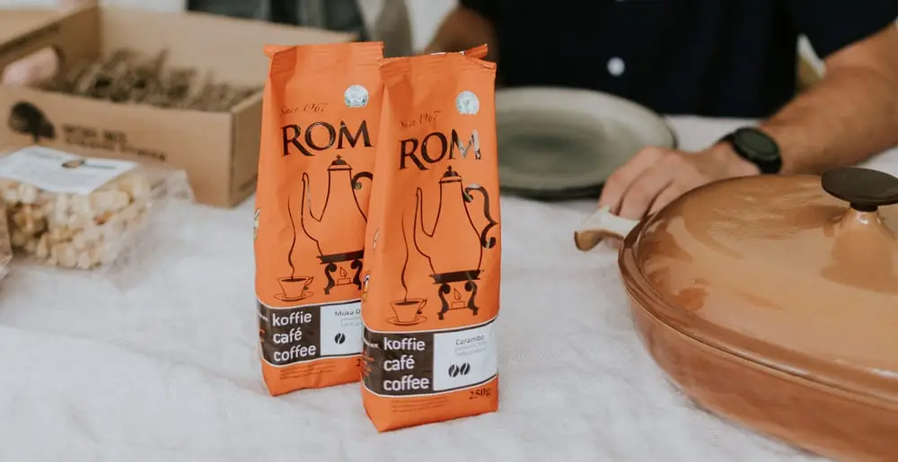 Twee ROM-koffiezakken op de keukentafel