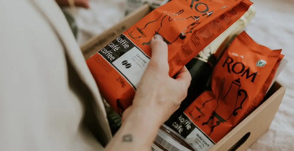 Oranje ROM-koffiezakken in een geschenkdoos