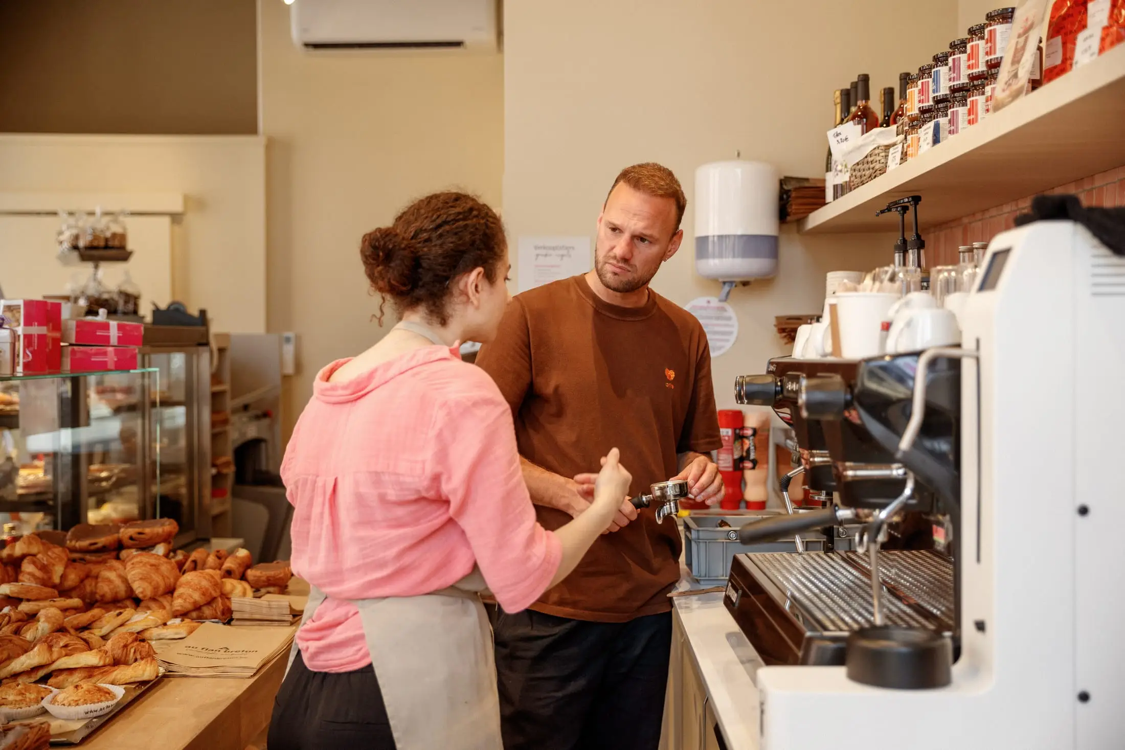 ROM-barista-opleiding achter de toog van een bakkerij
