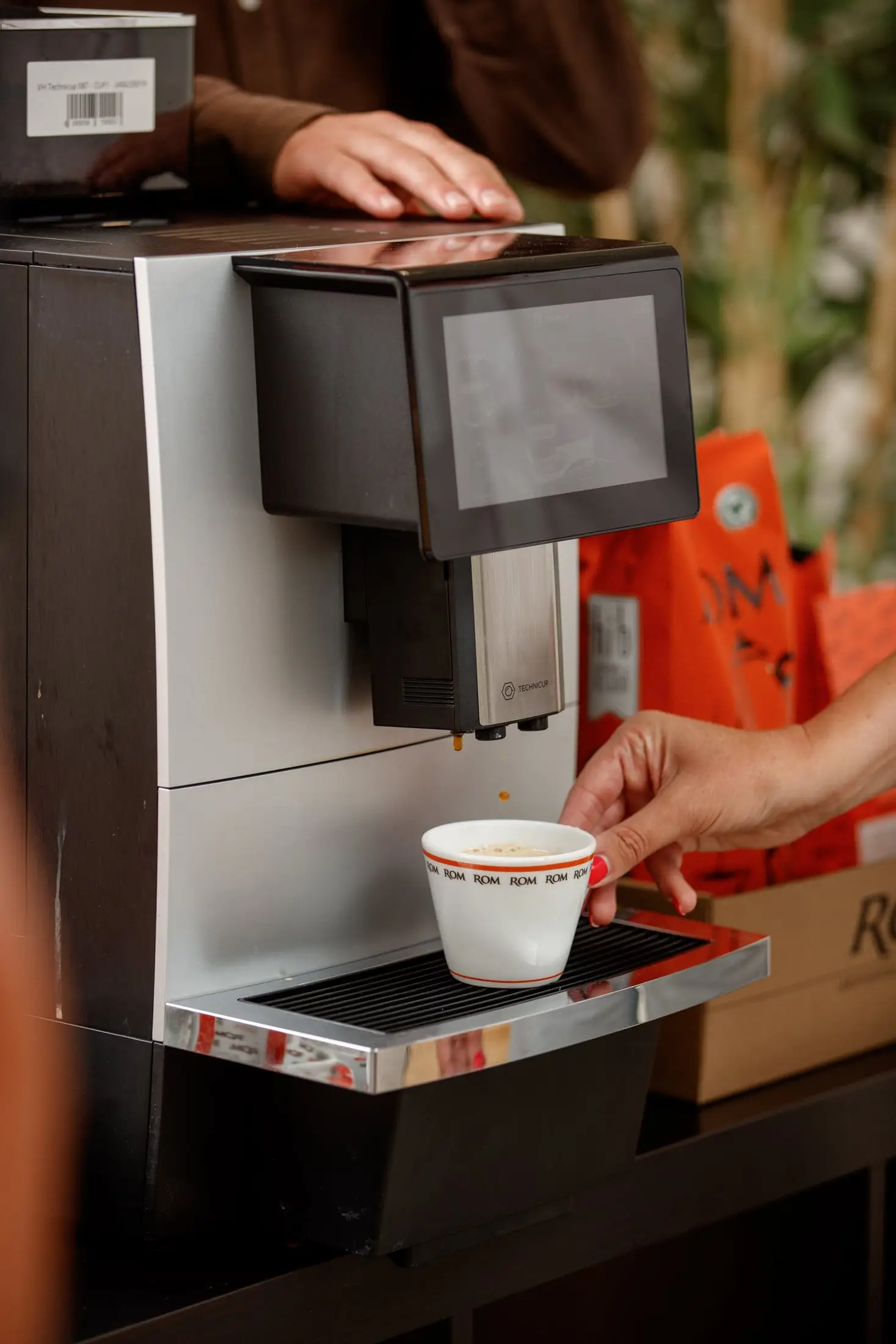 Een Technicup-toestel schenkt een verse koffie in een ROM-kopje tijdens de proefweek