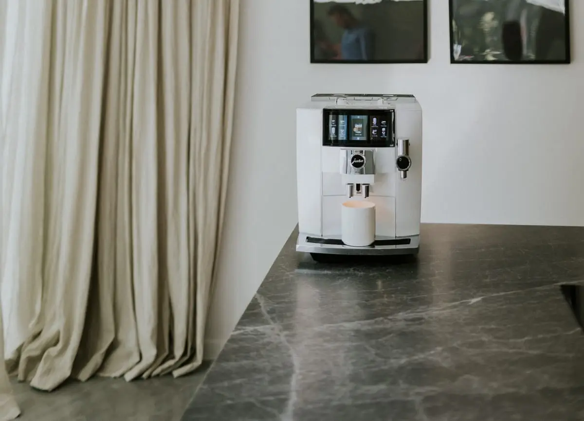 Witte Jura-volautomaat op een marmeren keukenblad