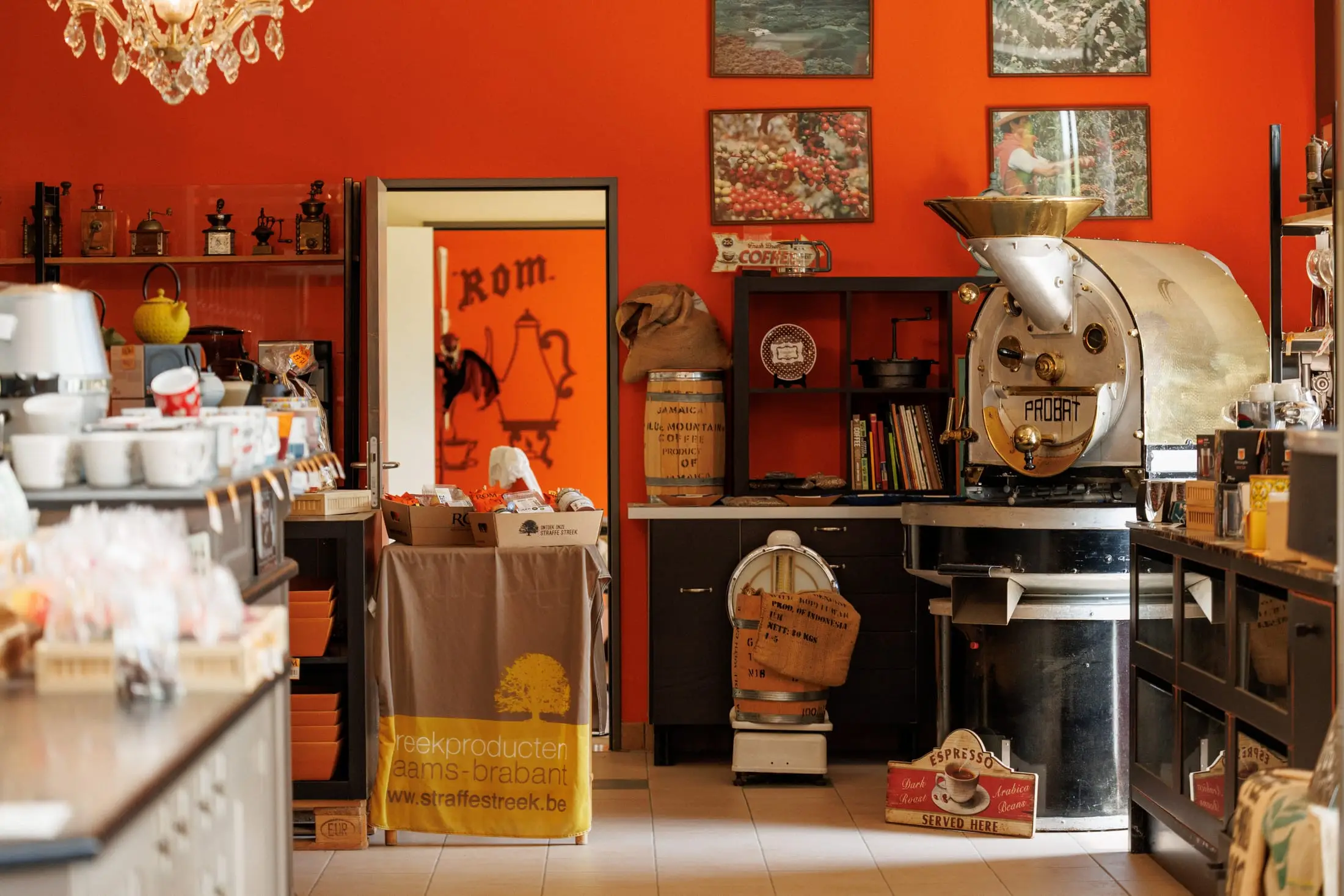 De ROM-winkel met antieke koffiebrander, molens en streekproducten