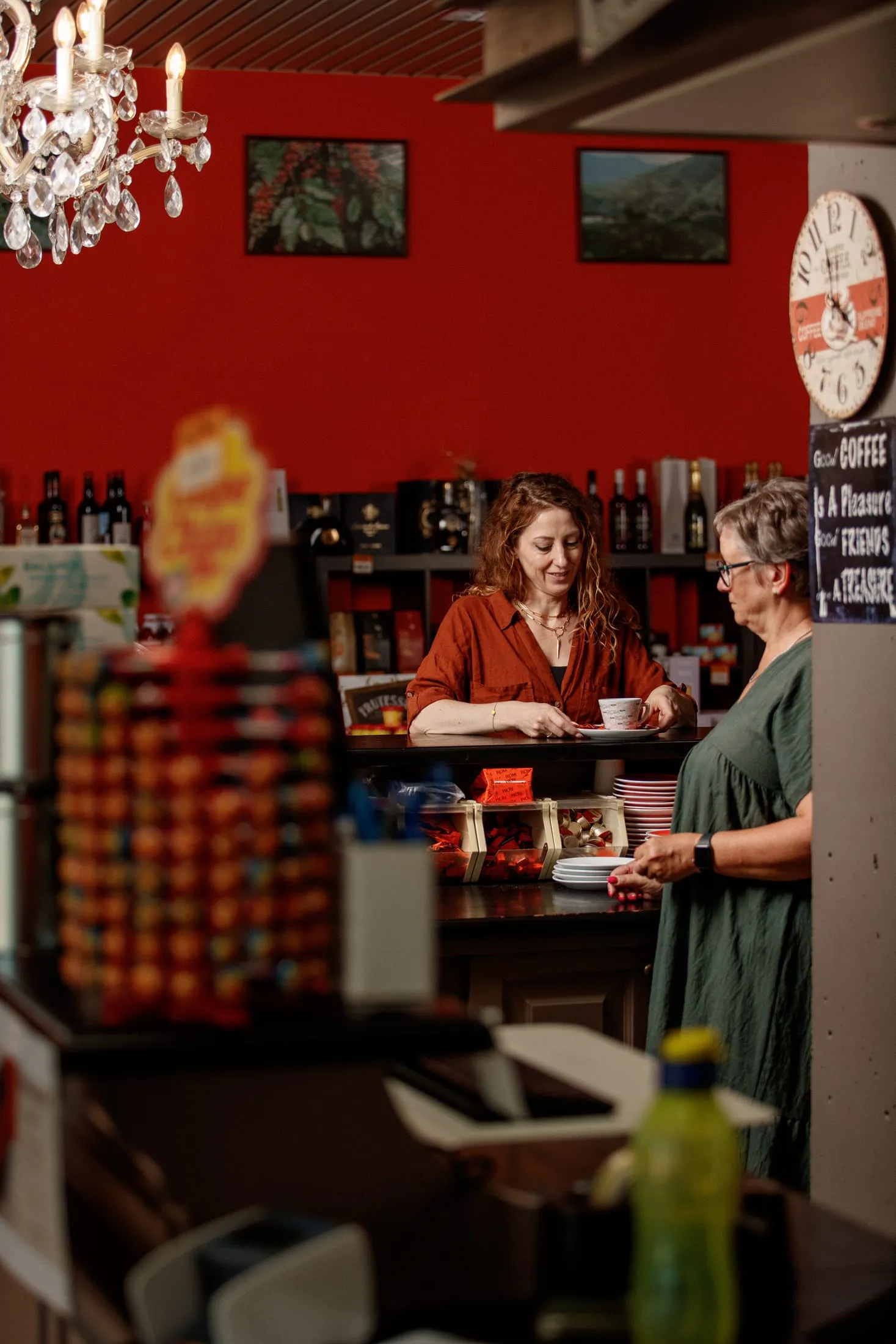 Medewerkster serveert een ROM-kopje aan een klant in de winkel in Boortmeerbeek